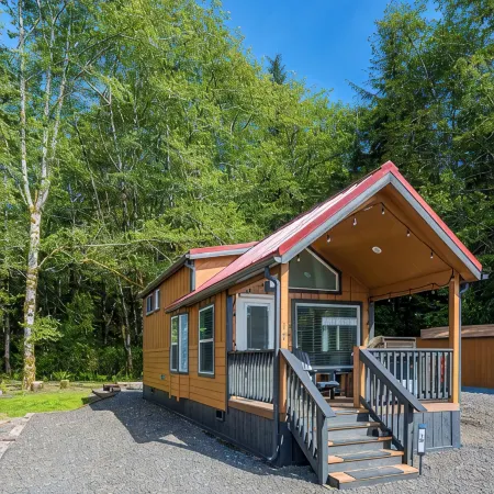 Rainforest Tiny Home Retreat: Coastal