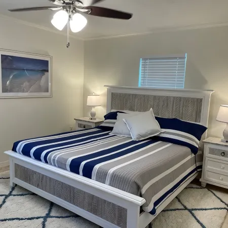 Large Full Duplex with Pool / Hot tub Pet Friendly  581- 591 10th Street