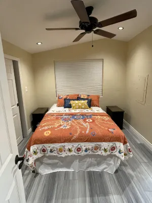 Snowbirds! Age 55+ Gated community. Pool. Jacuzzi. Pickle Ball
