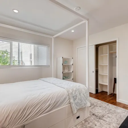NEW Modern Island Getaway, sleeps 6, Dog Friendly!