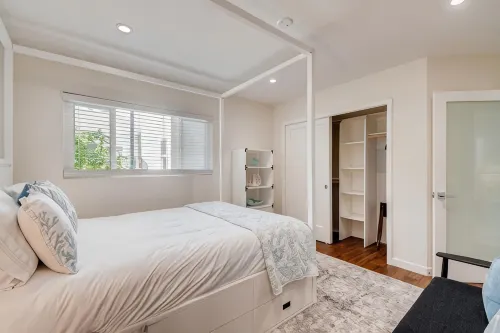 NEW Modern Island Getaway, sleeps 6, Dog Friendly!