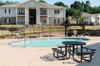 Hotty Toddy! Newly Renovated 2 Bedroom, 2 Bathroom. Walk to Grove! 1st Floor. - 2-Star