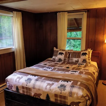 Historic Family Cabin Near Nisqually Entrance, Sleeps 3
