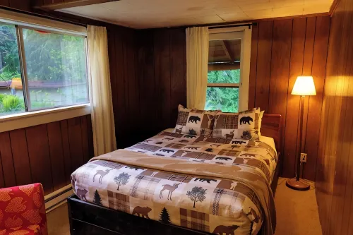 Historic Family Cabin Near Nisqually Entrance, Sleeps 3