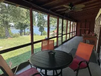 2-Bdrm Lake View/Access Cabin, Family/Pet Friendly, Large Screened Porch, Clean - Chalets