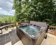 Swiss Pine Lodge, Brand New Hot Tub+Fire-Pit, Grill, Mtn View, Game Room, WiFi! - Alppimaja