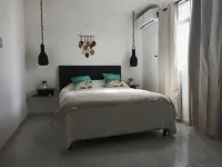 Linda casa con alberca y cascada.