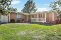Central Location+ 2 living spaces+ covered patio! - Bungalows