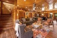 豪華山林小屋~可容納22人~恆溫泳池~2個熱水浴池~遊戲室 - 山莊