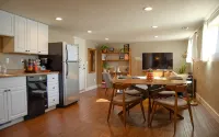 Cozy “Home Away From Home” 1 Bedroom basement Suite w Full Bathroom & laundry - Homestays
