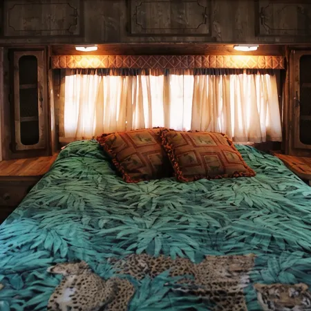 Cozy 80s Safari Style RV in Tranquil Bombay Beach with AC
