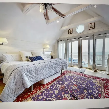 Beachfront 3-bedroom vacation home just 14 minutes from Yale University