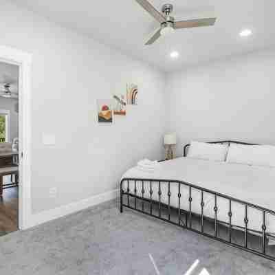 3 Beds + Safe & Quiet! 10toAirport & 15toDowntown! Rooms