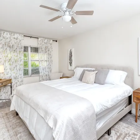 Walk to dwnt/7min to beach/king bed/Free parking