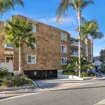 Located right on the Balboa Peninsula, few steps from the beach and the harbor. Hotel Exterior