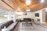 Spacious & Modern by the Beach ~ King & Queen Beds