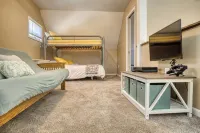 Lake George Getaway: Cozy cottage w/ kayaks, cornhole, Xbox, volleyball - 3 estrellas