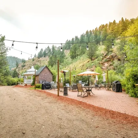 Family Friendly house on the creek at Valley Glen