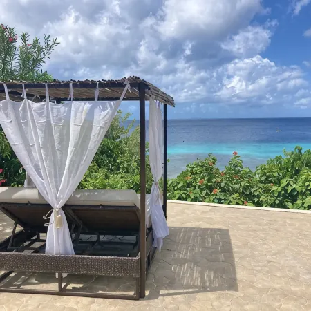 Tropical oceanfront villa, full AC, private pool, great diving and snorkeling