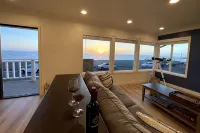 Ocean/Beach Front 🏖🌊w/ Sweeping Oceanviews🌅🐳🪂