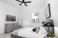 THE LOUNGE. Heated Pool! 10 Minutes to 5th Ave and Beach! - 프라이빗 풀