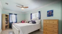 Beautiful, Private Beach House - 1 Block To The Beach (AC) 3 Bedroom - Sleeps 8 - 2성급