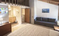 Easy walk to Canyon Lodge, private garage, EV charger. Great for families.