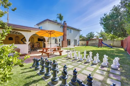 Orange Home with 2 King Bedrooms - Fun Patio Area - balcony