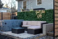Sleeps 17;2 mins from HPU; Hot Tub; Great for FurnitureMarket - บังกะโล