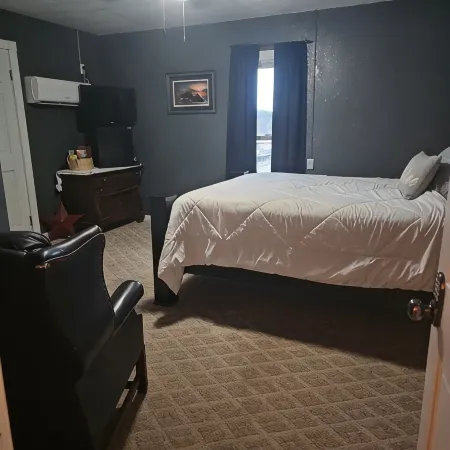 The Woods and Willow Room. 1 queen bed ..cot can be added and private bathroom Hoteles en Condado de Shannon
