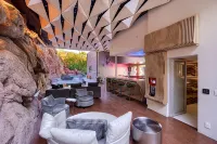 10,000 Sqf Mansion Carved into Camelback - Infinity Pool, Spa, Gym, Rooftop Bar - 5-Star