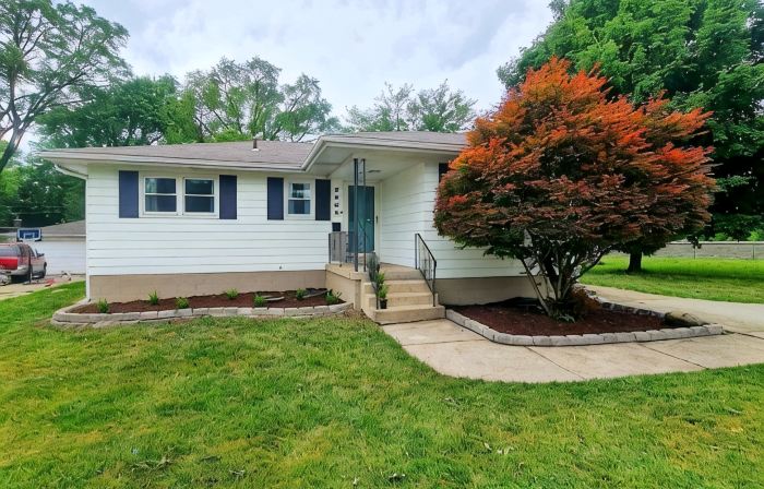 Beautiful and updated place to stay in a quiet neighborhood of Munster Indiana.