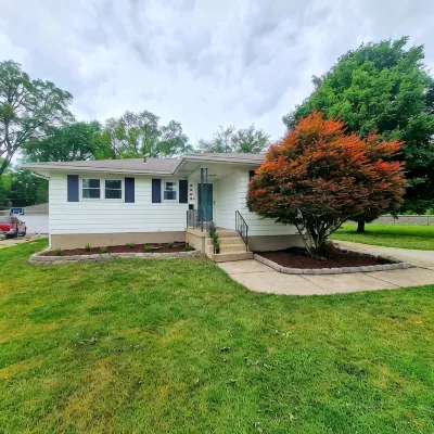 Beautiful and updated place to stay in a quiet neighborhood of Munster Indiana. - Wifi