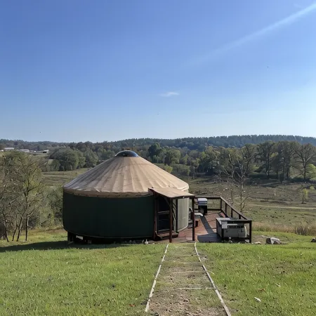 Luxury Yurt for Couples with Hot Tub on Deck Hôtels à : Comte de Pike