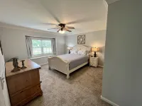 BACKYARD OASIS! Cozy and charming 60s Brick ranch with relaxing gazebo over pond - 民宿