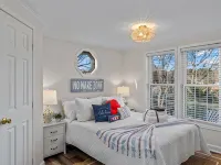 Lakefront Oasis • Private Dock & Bar • Kayaks, Paddleboards, Steps to Water - Boutique