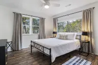 LAKEFRONT Bliss FLAT to water: Spacious home with Game Room, Sleeps 15 Guests! - 3-Star