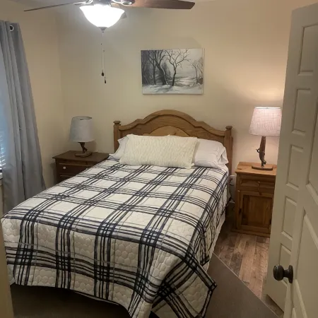 Cozy cabin Pickwick near Stateline boat ramp and State Park, with boat storage