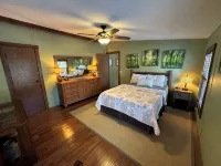 Hocking Hills Cabin- private hot tub, hiking trail, caves, fire pit, pool table - Boutique