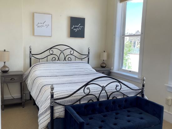 Luxury lofted 2-bedroom downtown condo in beautiful Red Lodge with WiFi, AC