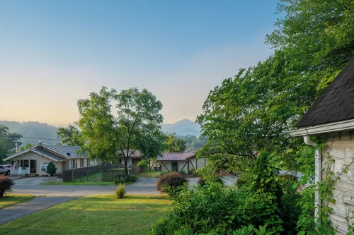 Rockhouse Bryson City, NC Walk to train and downtown shops and restaurants. - 3-Star