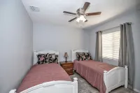 TMK-Spacious 4br home with pool for your comfort. EV charger available - Private Pools