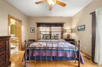 Cozy Log Cabin/Mountain Views & Rushing Creek/Pet-Friendly - Hytter