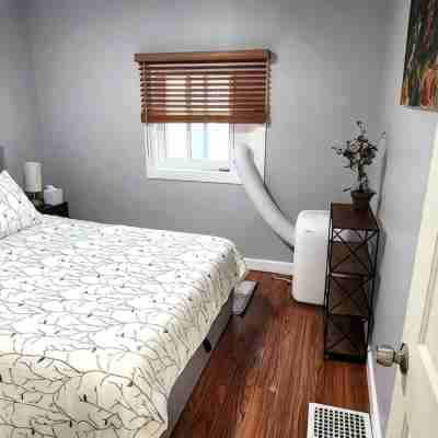 Cozy second floor unit in the heart of Downtown Charlevoix, 1BR / 1BA sleeps 4 Rooms