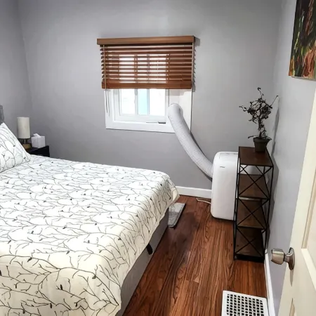 Cozy second floor unit in the heart of Downtown Charlevoix, 1BR / 1BA sleeps 4