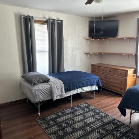 Sleeps up to 14 people, 5 minutes from downtown, handicap accessible.