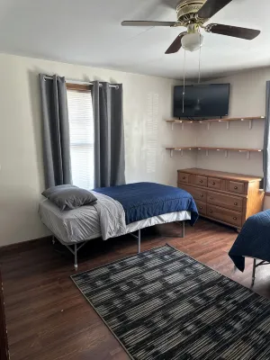Sleeps up to 14 people, 5 minutes from downtown, handicap accessible. - ห้องครัว