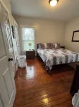 So close to Ark, Quick Drive to Creation, King Bed, Stunning back yard, & Cable - 2-Star