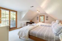 Spacious Getaway Close to Newport & Beaches - balcony