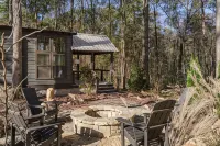 Enjoy the lake & mountain retreat at The Water & Woods Tiny Home - Wi-Fi